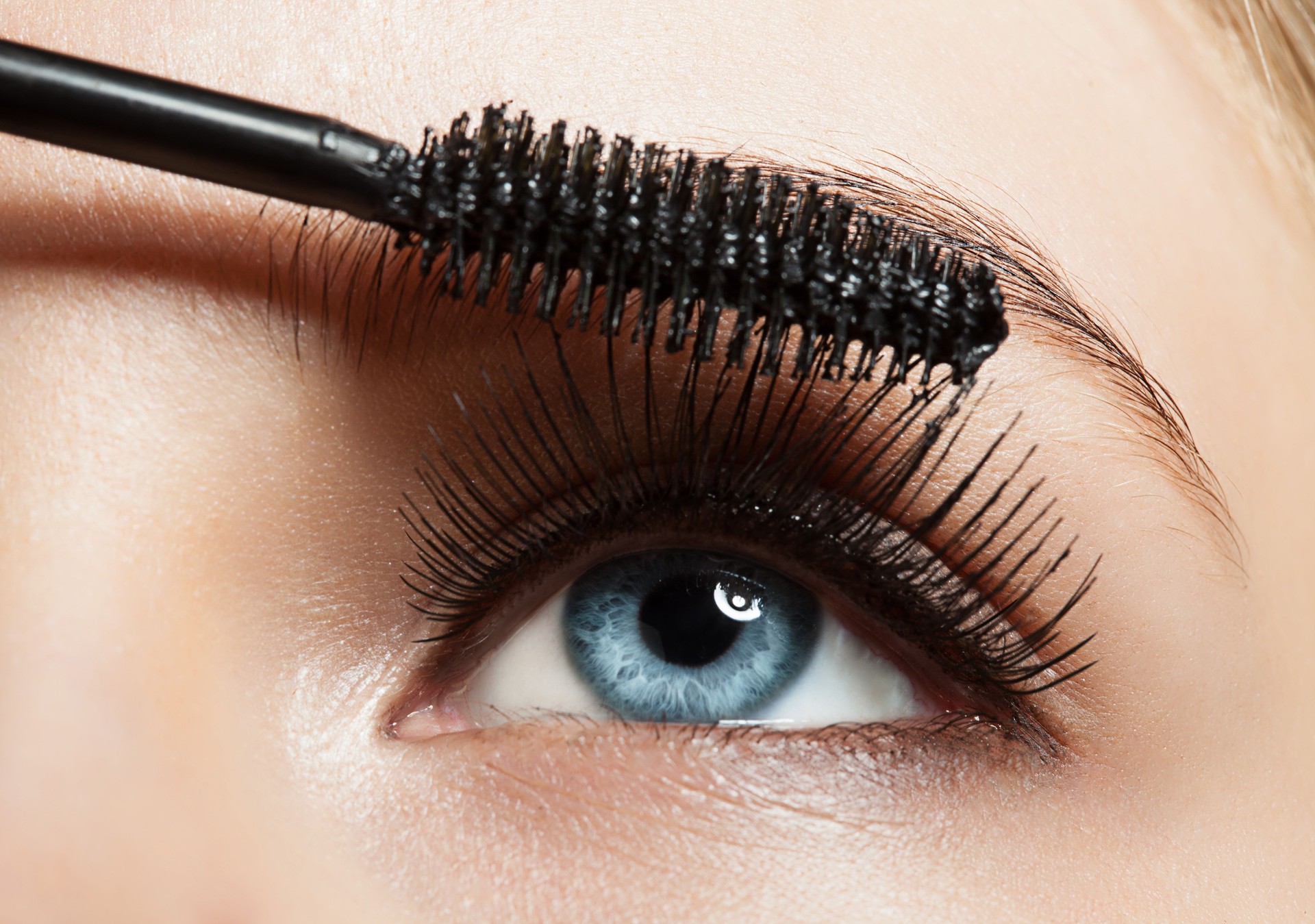 Make-up-blaue Augen mit langen Wimpern Schwarz mit Wimperntusche